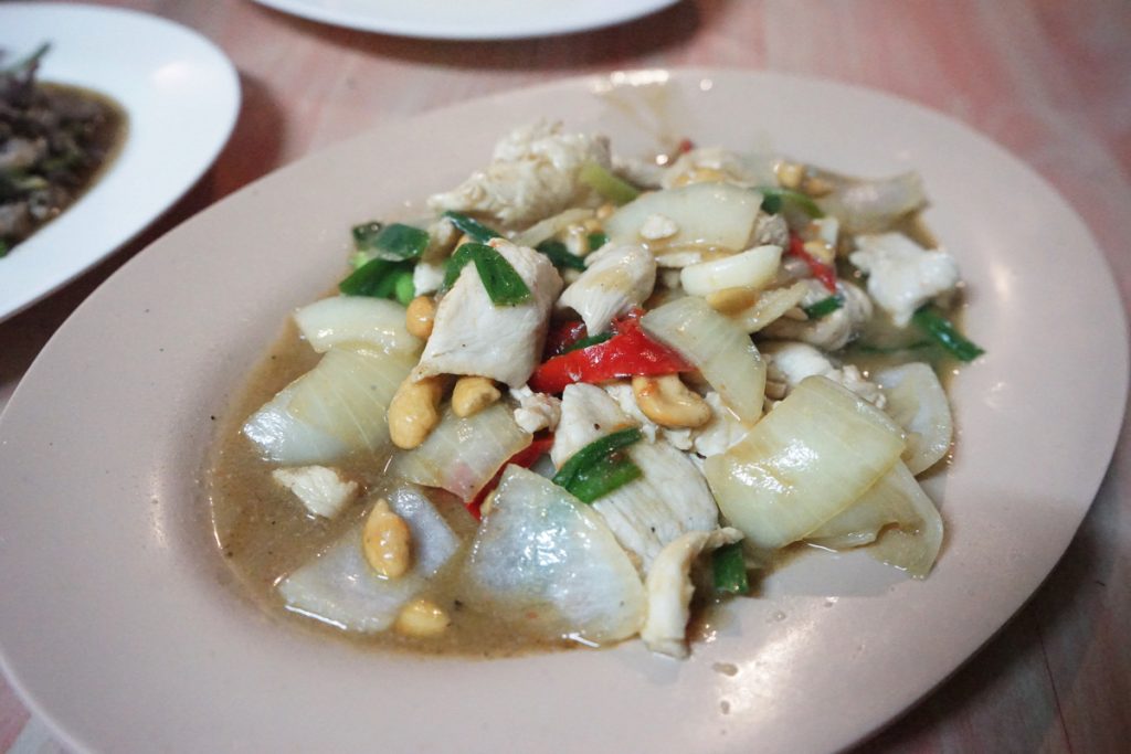 カオラック旅行記：バンニャン市場のレストラン「KHRUA KHAO LAK」チキンのカシューナッツ炒め